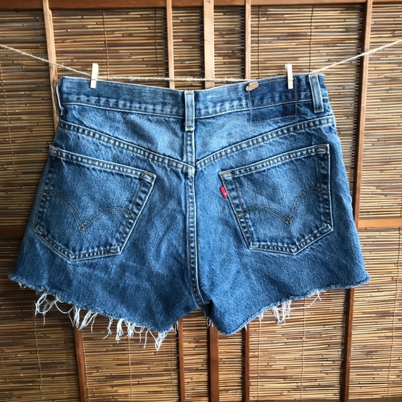 Vintage Levi’s 505 distressed denim shorts - Picture 2 of 6